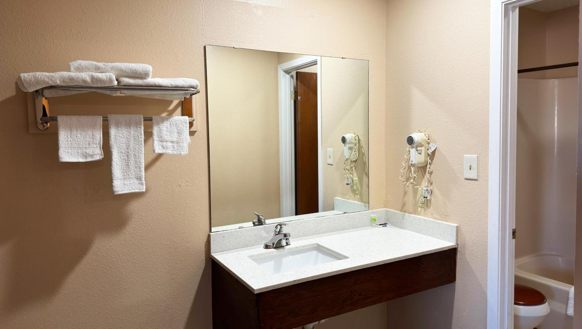 Regency Inn Hondo Kültér fotó