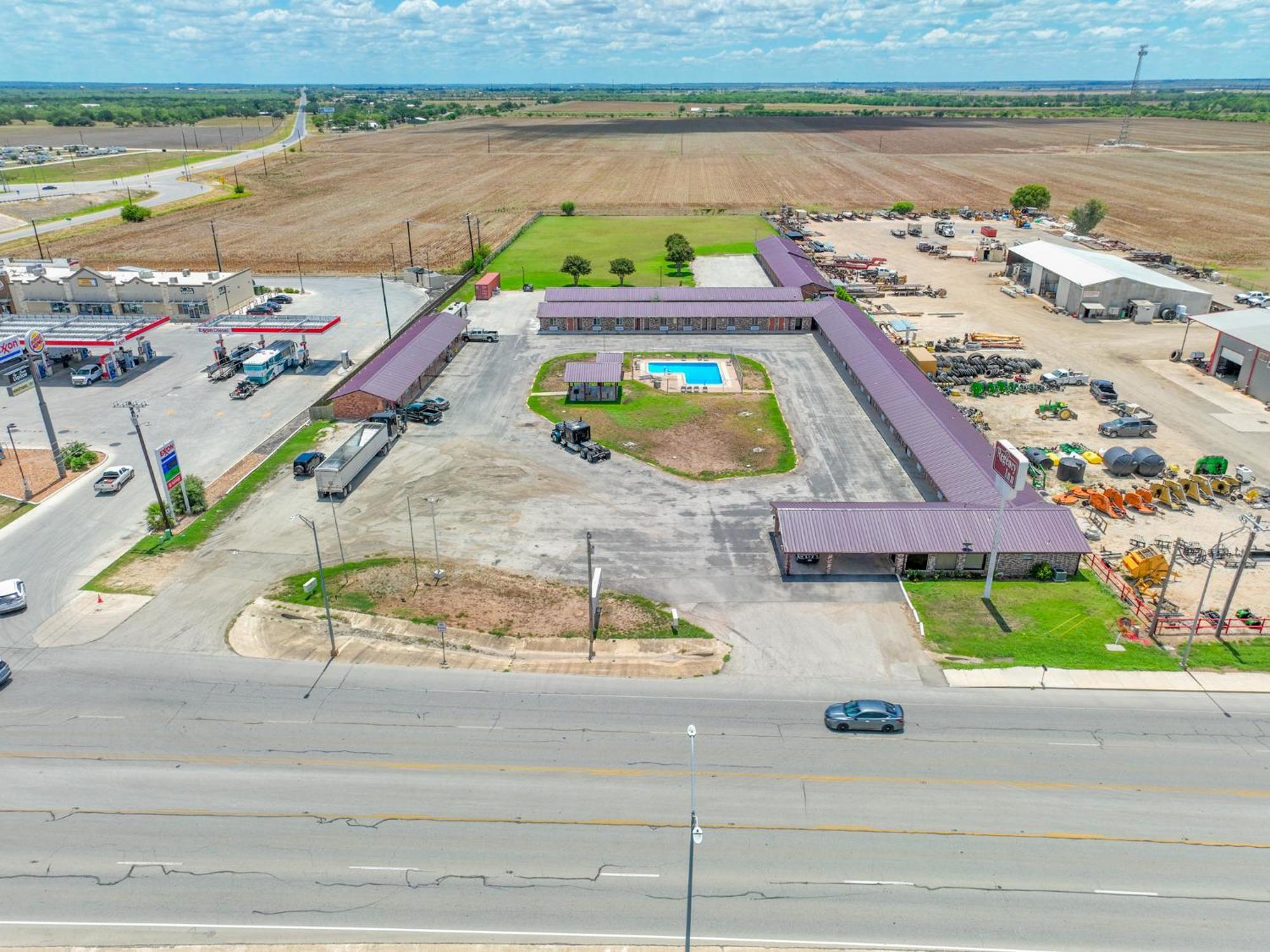 Regency Inn Hondo Kültér fotó