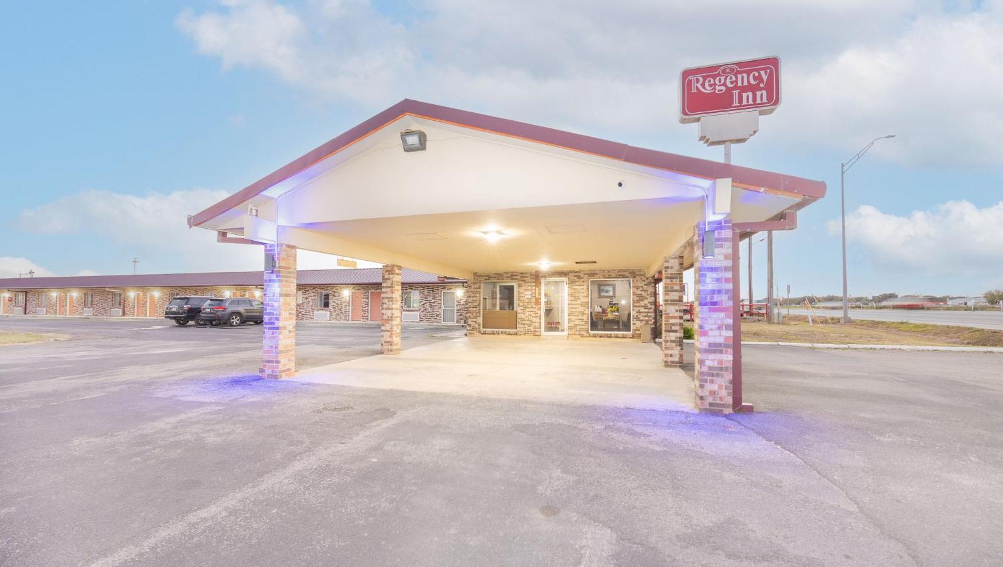 Regency Inn Hondo Kültér fotó