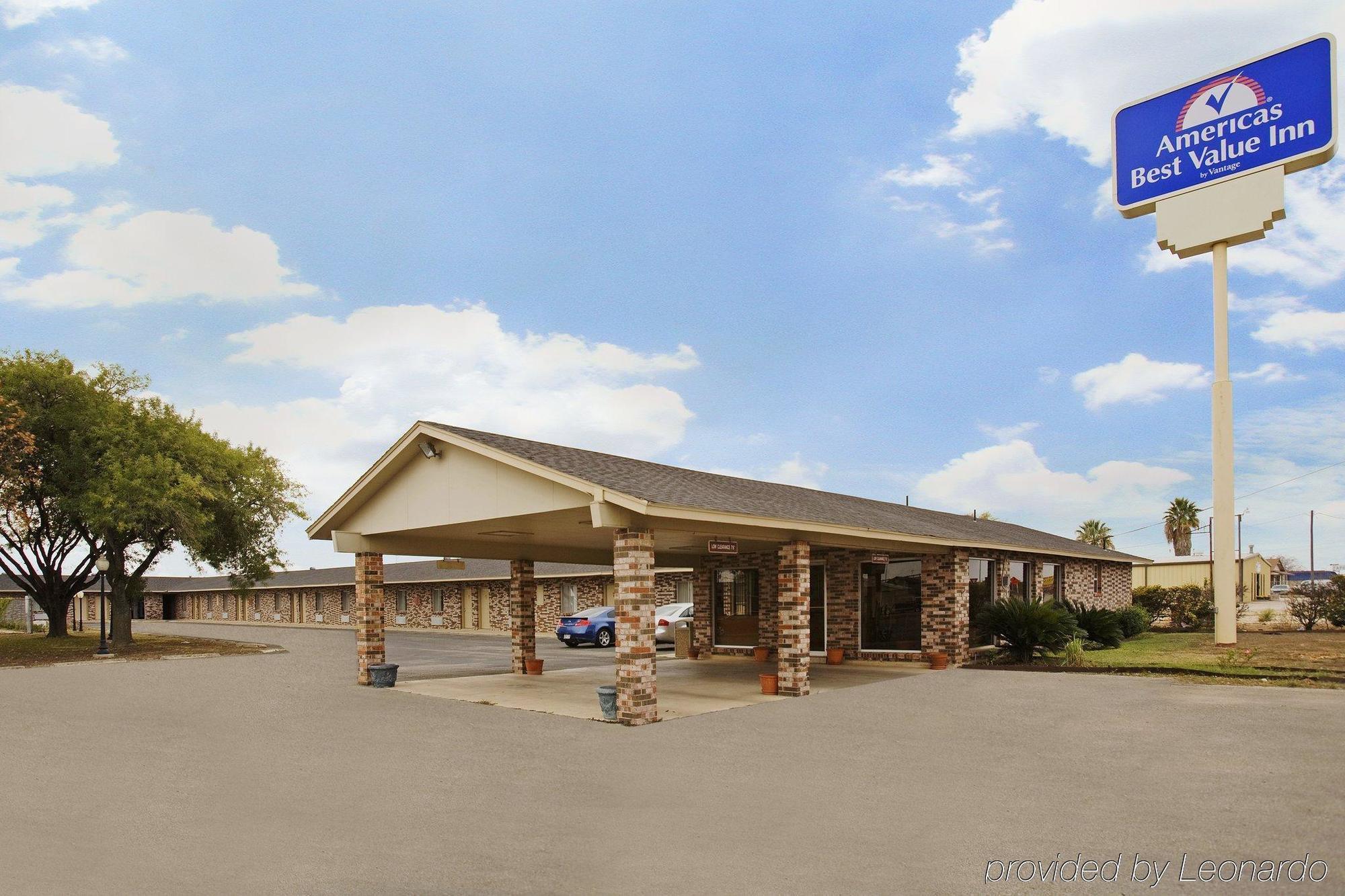 Regency Inn Hondo Kültér fotó